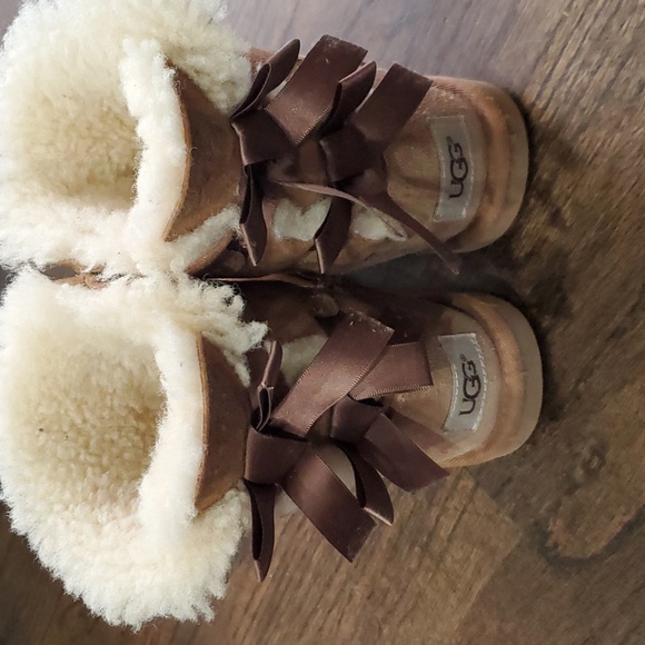 UGG Bailey Bows - Picture 2 of 5